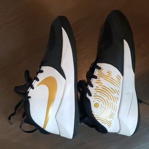 Nike Team Hustle D 9 Basketball white black gold Sneakers Shoes sz 6 Y